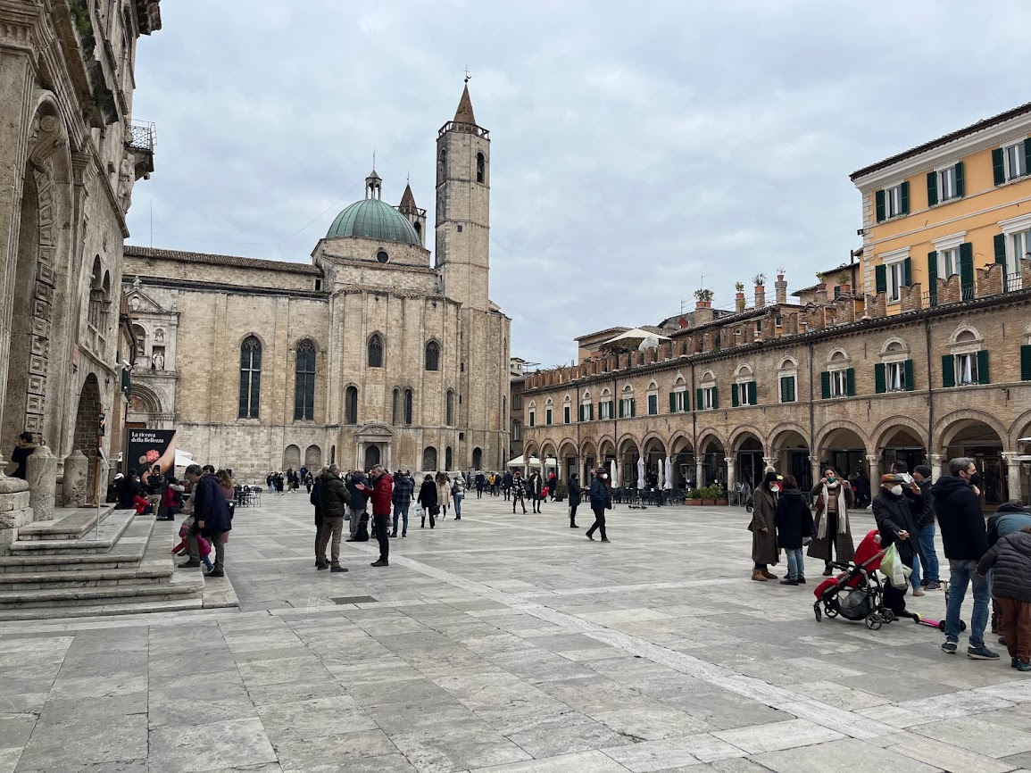 Piazza del Popolo i Ascoli Piceno i Marche