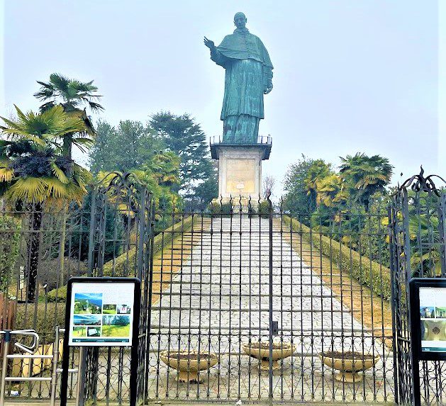 Gigantstatuen Carlo Borromeo ved Lago Maggiore